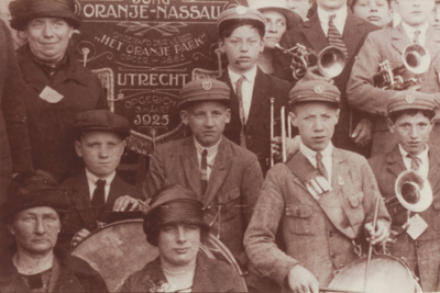 875432 Groepsportret van enkele leden en leidsters van de muziekvereniging 'Jong Oranje Nassau', onderafdeling van ...